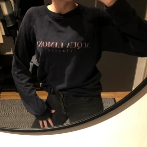 Agua limone stl S💛 - Aqua Limone tröja i stl S men passar även en M beroende på hur man vill att den skall sitta🌻 säljer då den bara tar plats i garderoben! Köparen står för frakt 