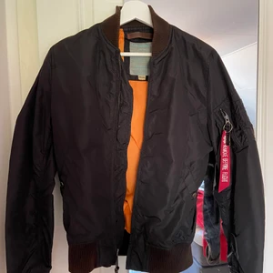 Alpha jacka - Säljer nu min svarta Alpha jacka (bomberjacka)  Bra skick, storlek 36😆 nypris ca 1500