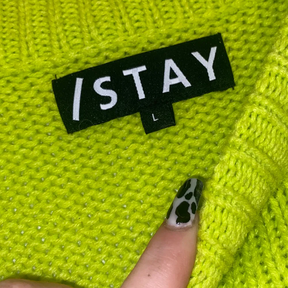 Stickad tröja i en härlig neongrön färg från Stay, Köpt på carlings. Endast testad, finns några lösa trådar på den. Storlek L, oversize på mig som vanligtvis har L. Frakt tillkommer! :). Neuleet.