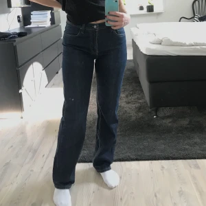 505 levi’s jeans  - Mörkblåa Levi’s i fint skick, modellen är 505 ⛑ köpta från beyond retro!👖👖