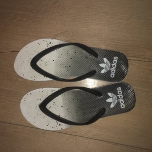 Adidas tofflor  - Fint skick .