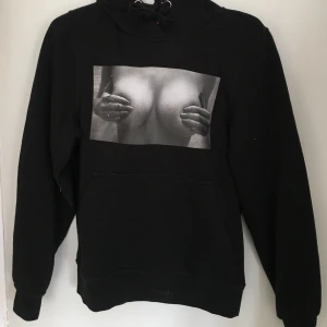 Hoodie - Säljer en jätte cool hoodie från ett UF företag. Jätte fint skick och använd fåtal gånger. Storlek XS men passar mig som brukar ha S/M i hoodies❤️ 