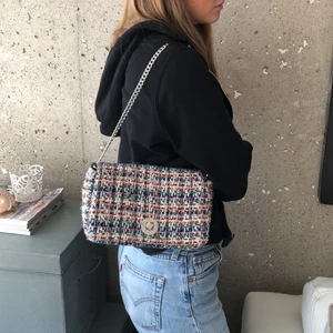 Beck söndergaard väska - Säljer min Beck Söndergaard väska eftersom jag inte använder den. Bandet kan göras både långt och kort. Den är i gott skick och är så fin! Möts helst upp på Södermalm men om jag ska frakta står jag ej för frakten! Buda i kommentarerna!!!💕