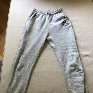 Gråa mjukisbyxor - Superskönt mjukisbyxor i stl xs😃