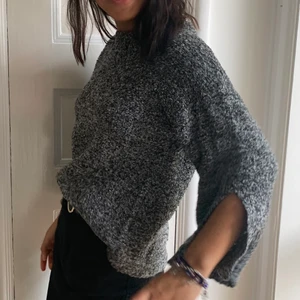Stickad tröja S - säljer min fina stickade tröja från Gina! Den är syoermysig med typ slits i ärmarna🥰 Kan mötas upp i gbg eller frakta, köparen betalar frakten🥰 