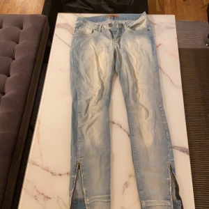 Ginatricot perfect jeans 27/32 - Jeans från gina tricot med dragkedja längst ner. Låg i midjan. Säljer på grund av att dom är förstora för mig