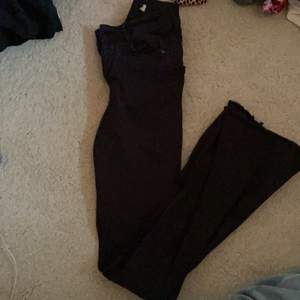 Jeans med hög midja och utsvängda ben, köpt på Gina tricot för ett år sedan 