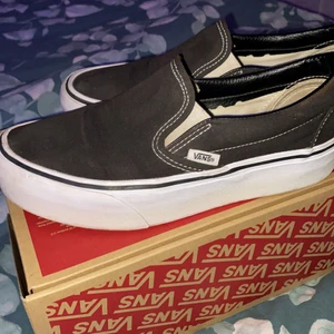 Vans - Svarta låga Vans, bra skick ( litet märke på höger sko på insidan) har försökt få bort det men går säkert om man försöker mer! Strl 37🖤 frakt tillkommer på 95kr . Nypris:759
