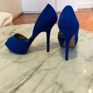  - Blå klackar från Zara, använda en gång! Klackhöjd 13 cm med platån! 