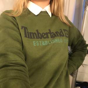 Supersnygg men sleten collegetröja från Timberland i en militärgrön färg! Normal i storleken. Köparen står för frakten 💫