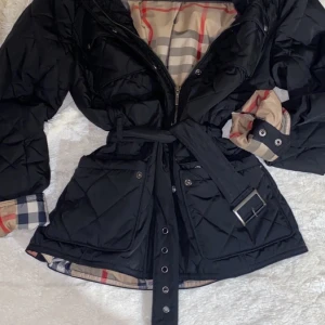 Fin jacka, strl M  - En fin svart jacka, i strl M, säljer pga att jag inte använder den längre❤️