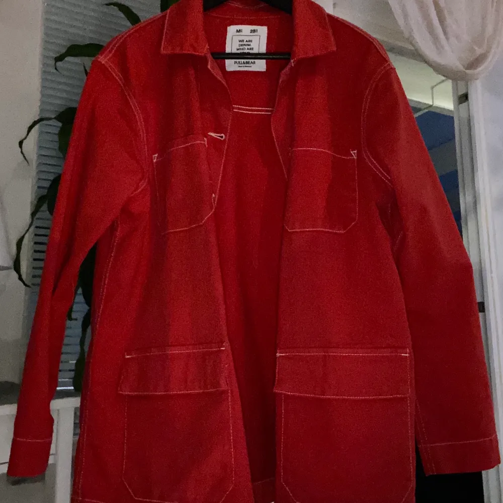Röd jeansjacka från pull&bear i storlek M. Använd en enstaka gång! Längden på jackan är ungefär 74cm lång. 200kr + frakt jag kan också mötas upp i Linköping ✨. Jackor.