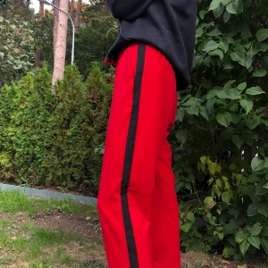 Sweatpants - Röda sweatpants med snygga detaljer, sjukt bekväma. Lägg ett bud :)