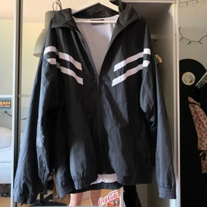 Svart oversized jacka - En stor svart jacka med vita sträck på! Påminner lite om adidas och är supersnygggg😚!! Skriv till mig för annat prisförslag, frakt ingår inte 📦💖