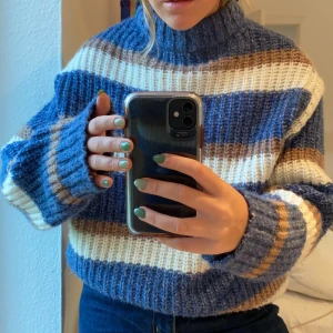 Stickad tröja från Carin Wester - Mysig lite oversized snygg fit i armarna och i halsen, Frakt kostar 68kr!