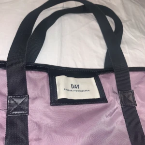 Malen birger  - Ljuslila malen Birger väska köpt för ca 300 använd väldigt få gånger, är i bra skick(småfack finns inne i väskan)