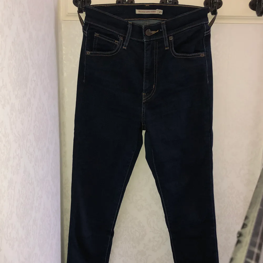 Mörkblåa Levis jeans i storleken 25. Väldigt bra skick, aldrig använt mer än provat dem. Skriv meddelande för mer info om längd mm. Köparen betalar frakten på 66kr. Jeans & Byxor.