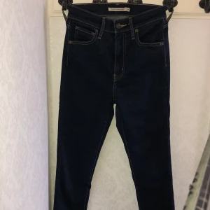 Levis jeans strl 25 - Mörkblåa Levis jeans i storleken 25. Väldigt bra skick, aldrig använt mer än provat dem. Skriv meddelande för mer info om längd mm. Köparen betalar frakten på 66kr