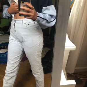 Ljusblå byxor - Väldigt flattering blåa byxor köpta på Humana second hand💓💓💓 skulle säga storlek S! Jag är 162cm lång och längden är perfekt för mig💞💞