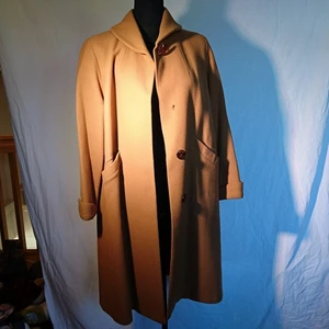 Vintagekappa - Så fin vintagekappa/rock! Tyvärr saknas en knapp, syns på bild, men kan sy i en ny innan köp. Ingen storleksmärkning men bör passa 38 bäst! 