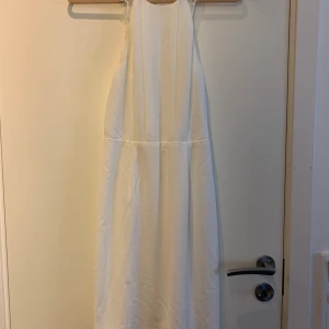 Vit klänning  - Klänningen är använd en gång till skolavslutning och har efter det bara hängt i garderoben storlek 36