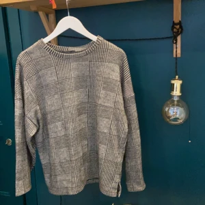 Oversized tjocktröja  - Mönstrad tjocktröja från Zara✨ Superskönt material och i fint skick! Tröjan är lite trendigt boxig!