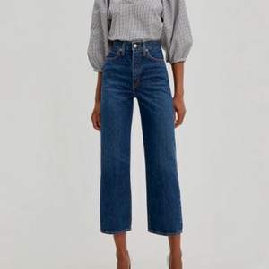 Levi’s jeans i modellen ”ribcage straight”. Både super snygga och bekväma. Knappt använda. Kan mötas upp i stockholm eller frakta. Obs: köparen står för frakten och ansvarar inte för postens slarv.