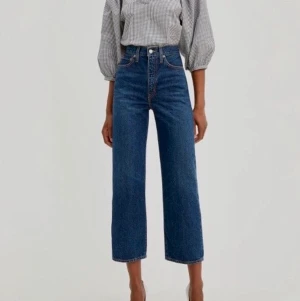 Levi’s jeans - Levi’s jeans i modellen ”ribcage straight”. Både super snygga och bekväma. Knappt använda. Kan mötas upp i stockholm eller frakta. Obs: köparen står för frakten och ansvarar inte för postens slarv.