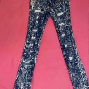 Bleach  High waisted jeans   Size : 3   Fit just right, they are extremely stretchy  Material: 100% polyester