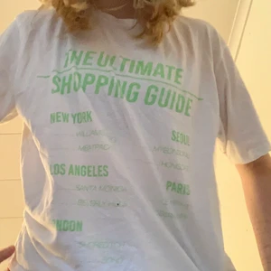 Snygg T-shirt  - Den är köpt från zara! Super skön o tunn tröja. 40kr+frakt❤️