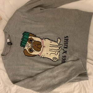 Tröja - Hejsan hejsan nu börjar vi komma in lite höst vinter kyligare å vad är inte bättre me en skön tröja, denna tröja är super gullig men har aldrig använt den eller kommer, etikett sitter kvar på den, jättemysig och ej dyr, frakt betalar den som köper men tar vi då❤️