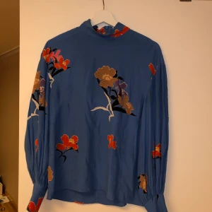 Blus från H&M - Hej! Säljer min färgglada blus från H&M. Skicket är som ny och passar alla. Härliga sommar samt höstliga färgkombinationer. 150 kr