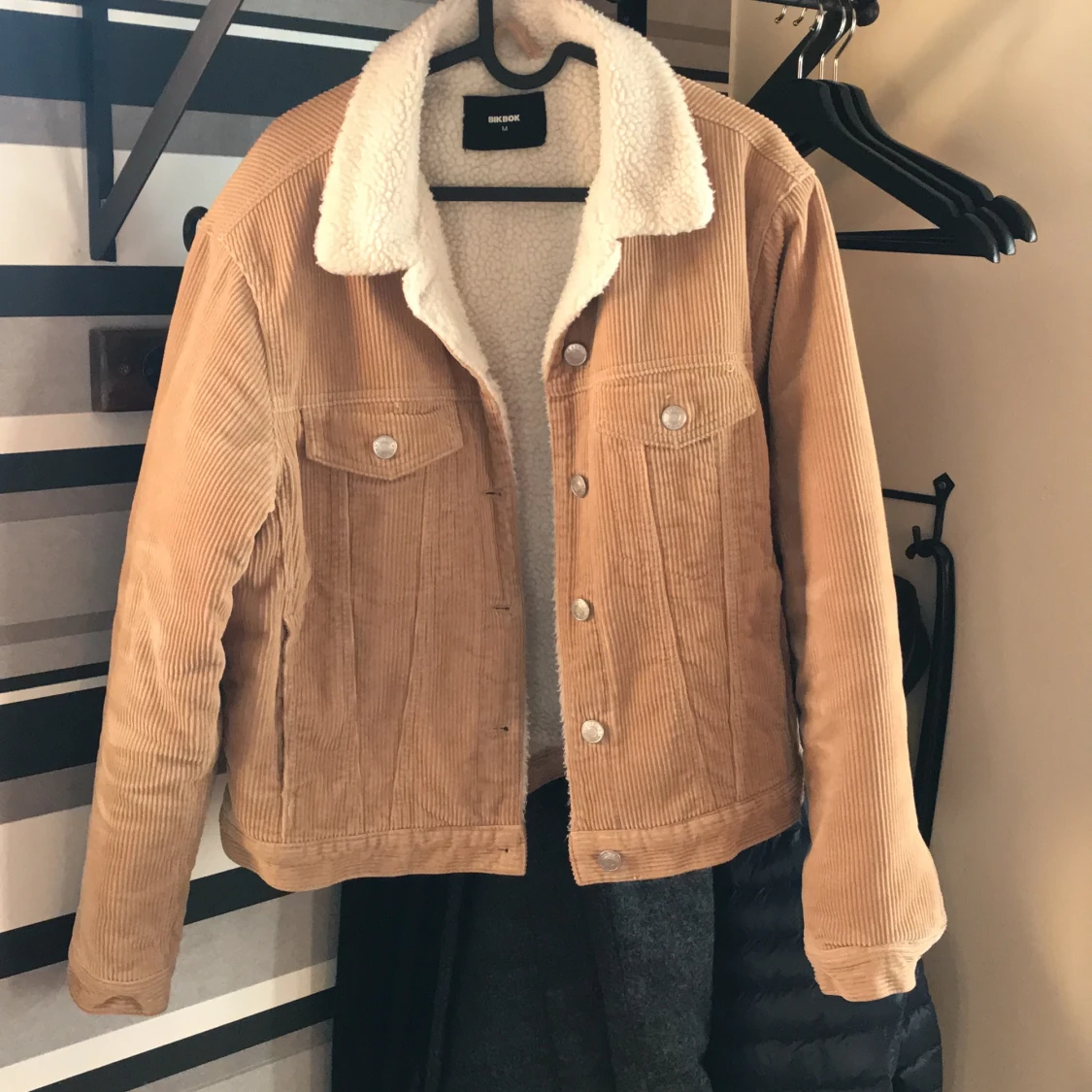 Fodrad jacka från bikbok.