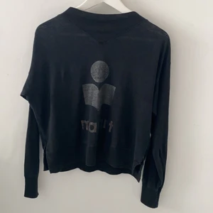 Isabel Marant tröja - En väldigt fin långärmad tröja från isabel marant, använd två gånger men vid tvätt fått slitning vid trycket