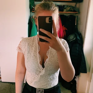 Väldigt fin spetsbody - Fint skick, frakt tillkommer.