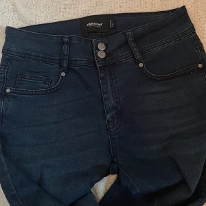 Mörkblåa jeans - Fint skick, frakt tillkommer.