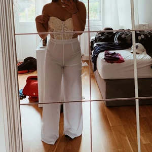 Byxdress - Skit snygg byxdress som tyvärr inte är något för mig längre! Använd Max 2 gånger, smått genomskinlig men syns bara i solen, annars bra skicka förutom en bygel som kan sticka upp inifrån men det går alltid att lösa! Pris från början 600