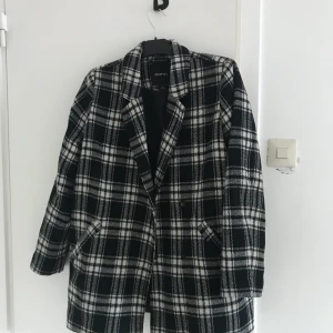 Rutig kappa, Monki - Kappa i bra skick, köparen står för frakten!☕️