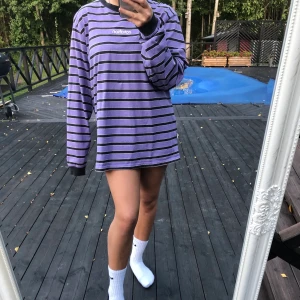 Cool oversized tröja - Super cool lilarandig tröja som aldrig kommit till användning. Står storlek 4 i den men skulle säga att det är en L/Xl.