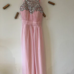 Balklänning  - Söt balklänning i rosa. Storlek 34 🌸 (Skriv för fler bilder, kunden står för frakten som summan varierar beroende på varans vikt) 