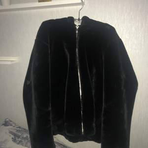 Hej! Jag säljer min svarta pälsjacka från Cubus använd ungefär 5 gånger under vintern 2019/2020 den är jätte mysig men då jag tyvärr inte hade användning av den säljer jag den, du står för frakten💕 nypris: 699kr