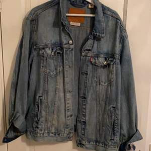 levis oversize jacka storlek M 