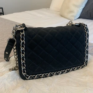 Väska - Svart väska i mockaimitation. Ganska använd men ändå ok skick. 