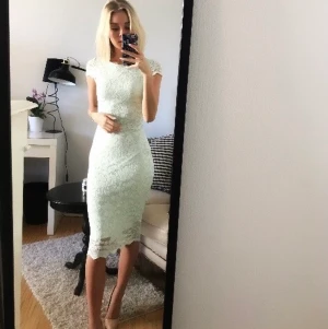 Mintgrön klänning från ginatricot strl XS - En tajt mintgrön klänning med en fin spets. Den är elastisk och i ett gott skick! Fraktkostnaden betalar du själv:)