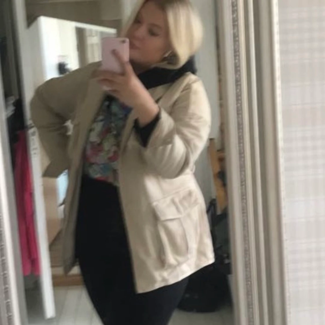 Ljusbeige jacka med skärp  - 90