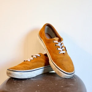 Vans - Vans i mocka! Fina höstsneakers som inte kommer till användning. 