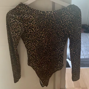 H&M - Leopard body suit i STRL XS. Använt få gånger, bra skick. Köptes för c.200. Funkar till fest eller vardag.