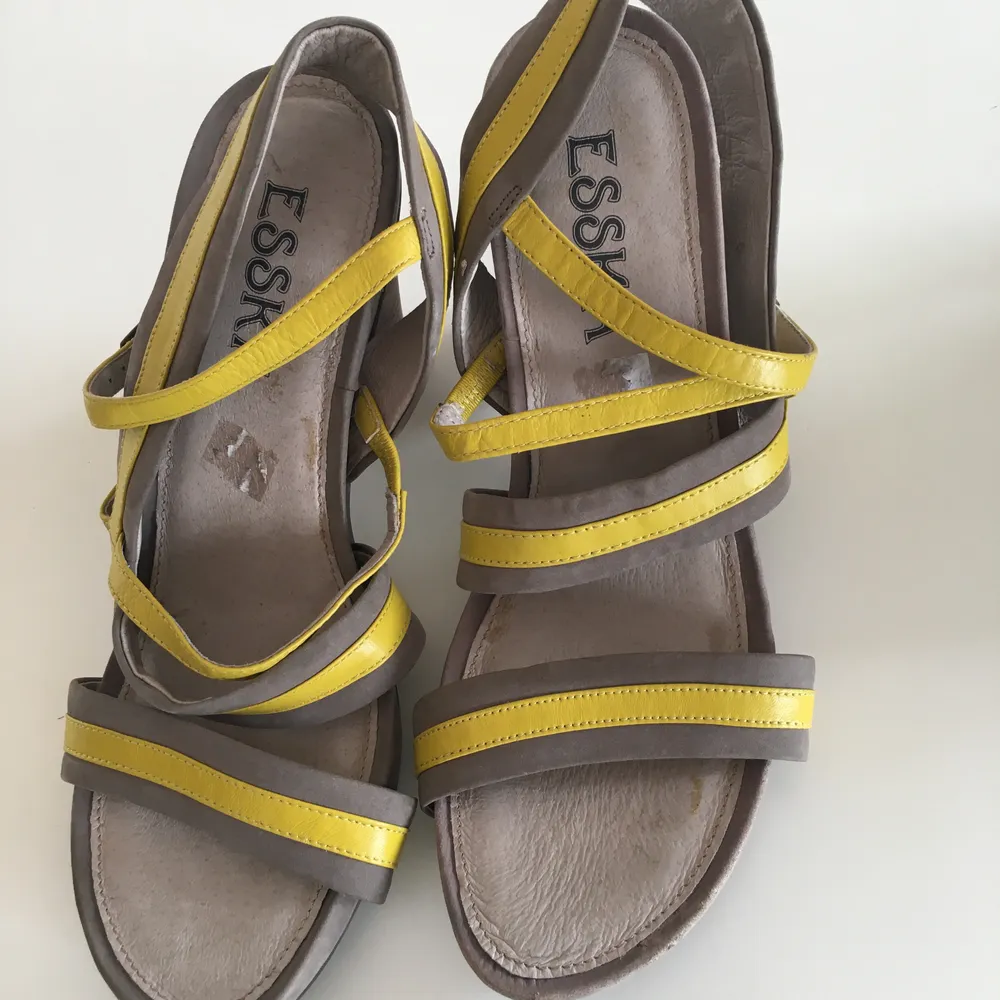 Ny ESSKA skor i stl 40. Kvalitet skor av grå och gula  läder.. Skor.