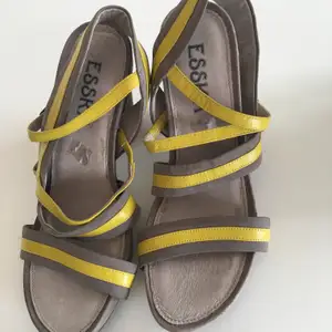 Ny ESSKA skor i stl 40. Kvalitet skor av grå och gula  läder.
