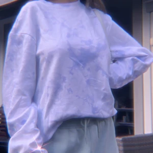 💙 BLÅ TIE DYE SWEATSHIRT - mysig ovetandes sweatshirt! Storlek M (jag på bilden brukar ha S)! ✨💙 skriv för mer bilder och frågor! Frakt 63